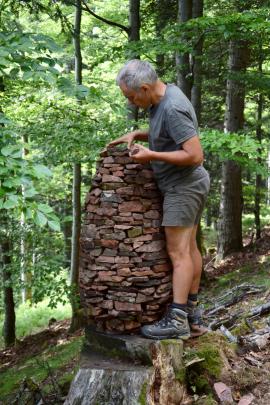 Hubert Vaxelaire en construction d'un cairn