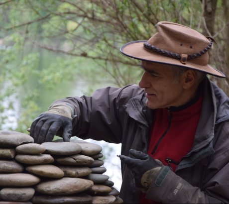 Hubert Vaxelaire construisant un cairn